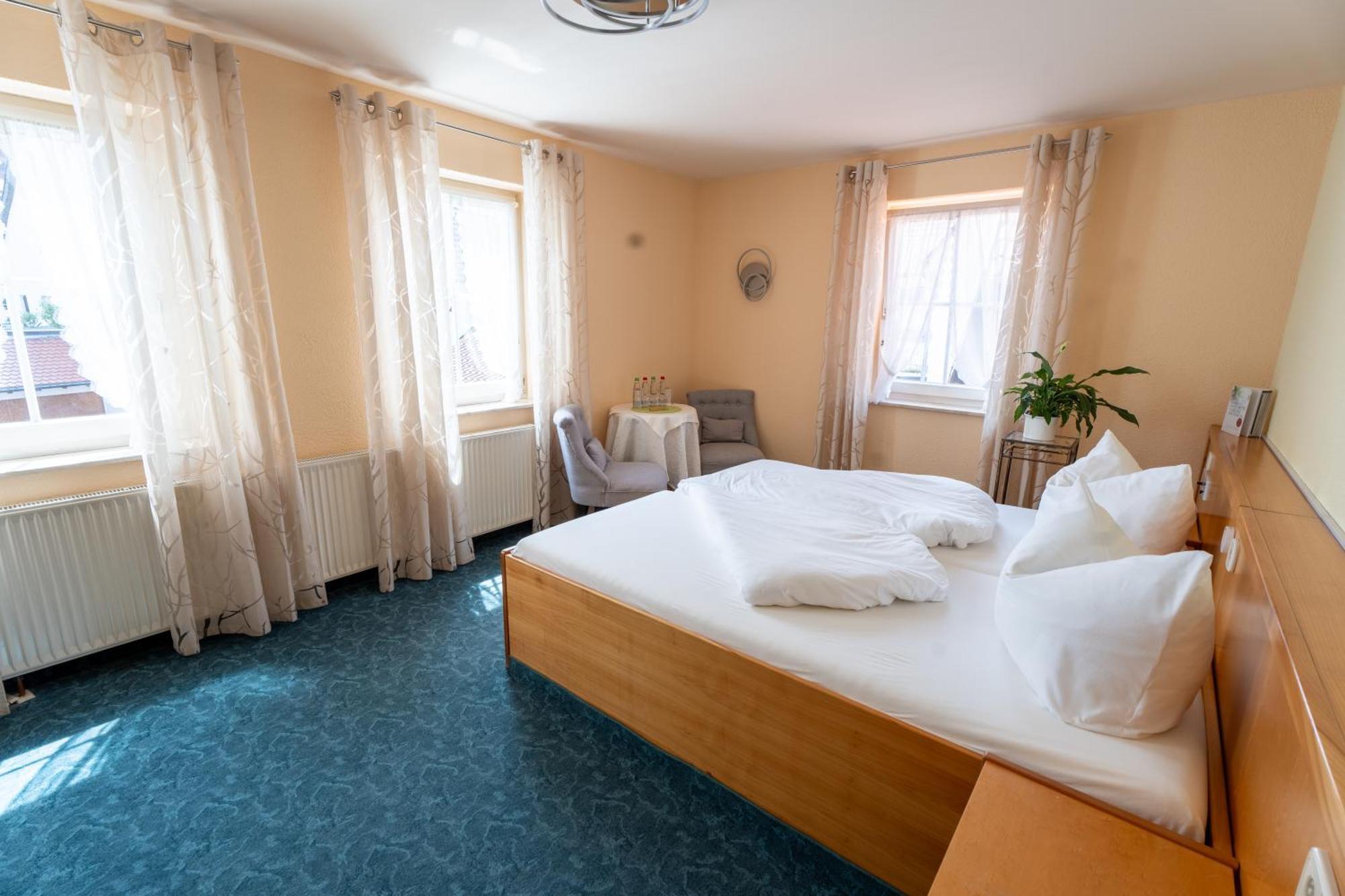 Hotel - Restaurant Traube Neuffen 外观 照片